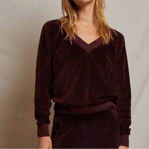 PERFECTWHITETEE  
Ember vneck In Blackberry